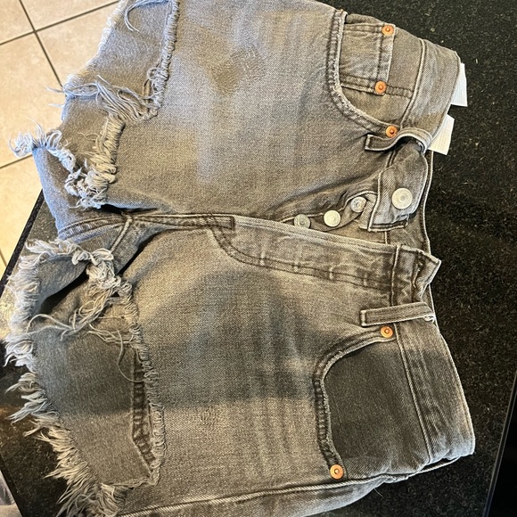 Levis 501 black high waisted shorts from Aritzia - Picture 5 of 8